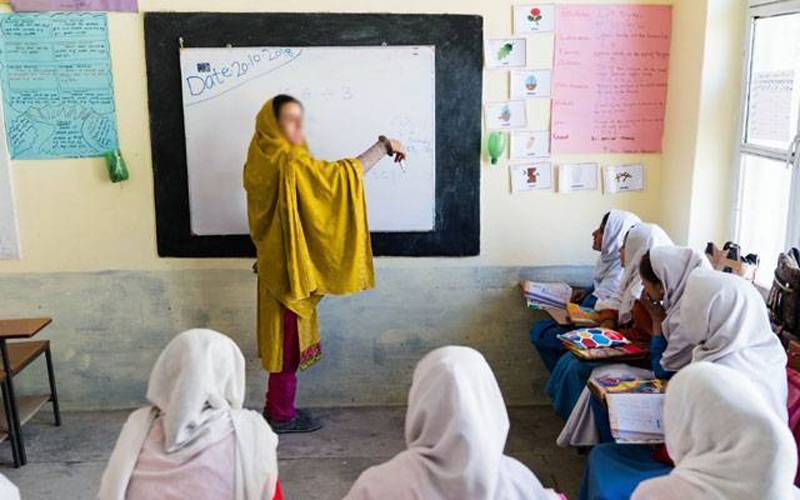  سرکاری سکولوں میں اساتذہ کیلئے بلیک گاؤن لازمی، 23 فروری سے اطلاق