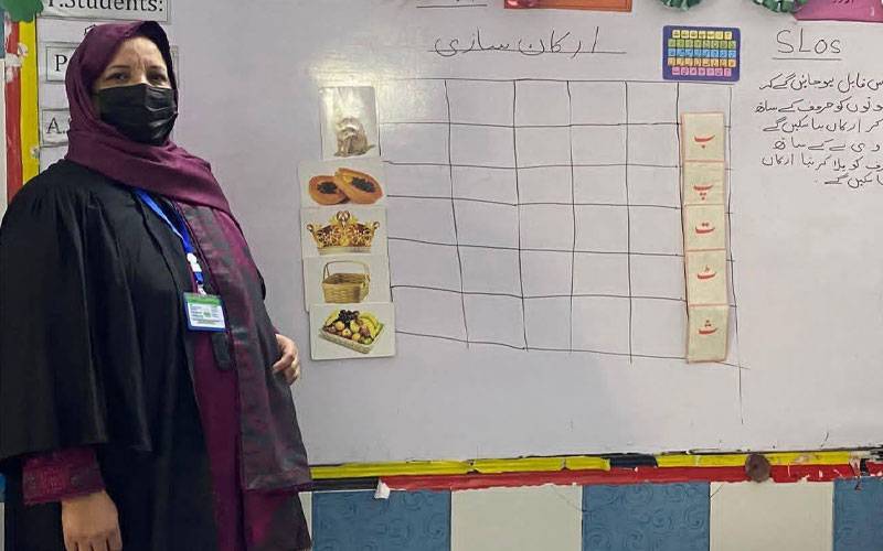  پنجاب میں ٹیچرز نے لباس پر سیاہ گاؤن پہننے کا آغاز کردیا