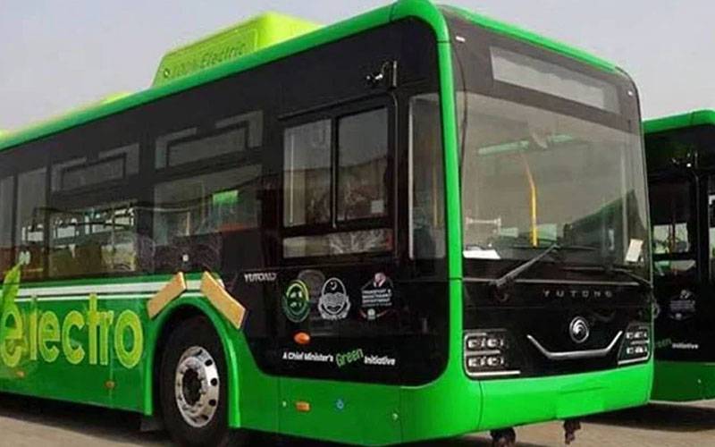 ون ویلرز کا گرین بس پر پتھراؤ،مسافر زخمی 
