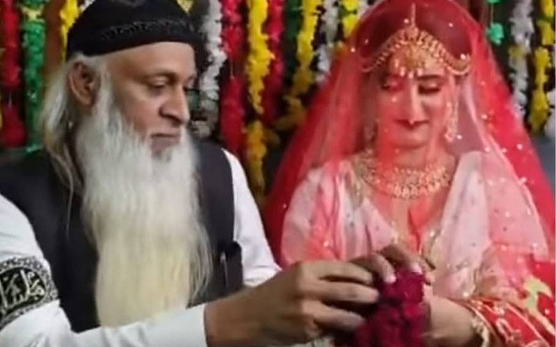 60سالہ بزرگ حکیم کی نوجوان لڑکی سے شادی کے چرچے، دیکھئے ویڈیو