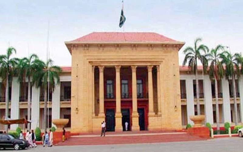 پنجاب اسمبلی اجلاس: اپوزیشن اراکین نے کاغذی جہاز مائیکس پر نصب کرلیے