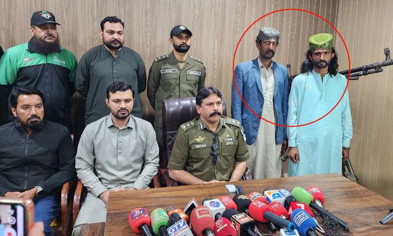 ایک کروڑ سر کی قیمت والے خطرناک ڈاکو تنویرنے ساتھی سمیت ہتھیار ڈال دیئے
