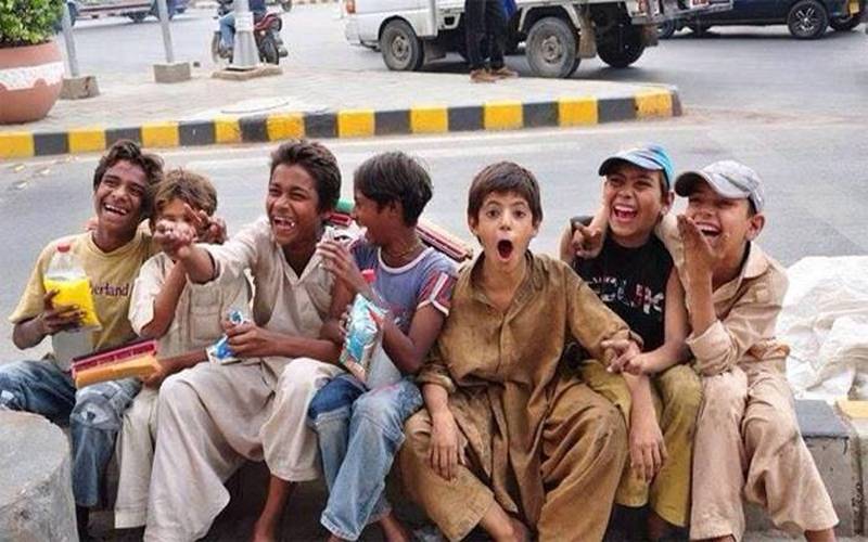 پاکستان میں 2 کروڑ 53 لاکھ سے زائد بچے اور بچیاں تاحال سکولوں سے باہر 