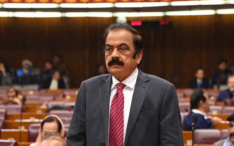 قوم مسلح افواج کے شانہ بشانہ کھڑی ہے، دہشتگرد باز نہ آئے تو ختم کر دیں گے: رانا ثناء اللہ