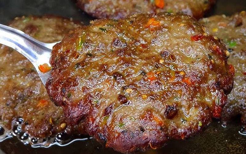 چپلی کباب کو ’’چپلی‘‘ کیوں کہتے ہیں؟