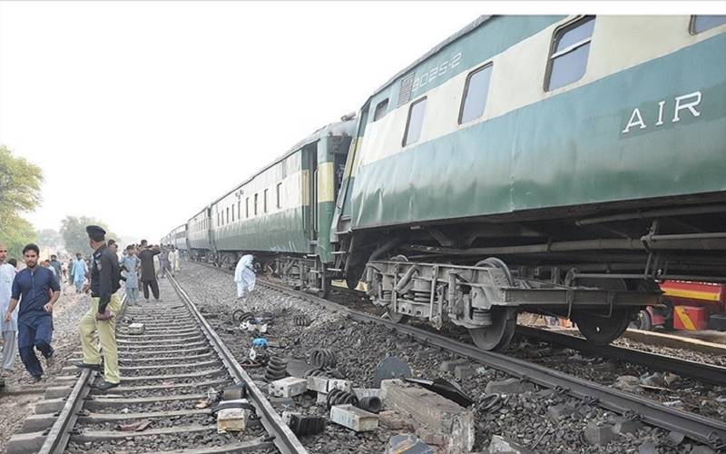 پسنجر ٹرین حادثے کا شکار ،تین بوگیاں پٹڑی سے اتر گئیں