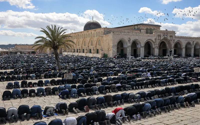  ایک لاکھ فلسطینی  پابندیوں کے باوجود مسجد الاقصیٰ میں جمعہ پڑھنے میں کامیاب