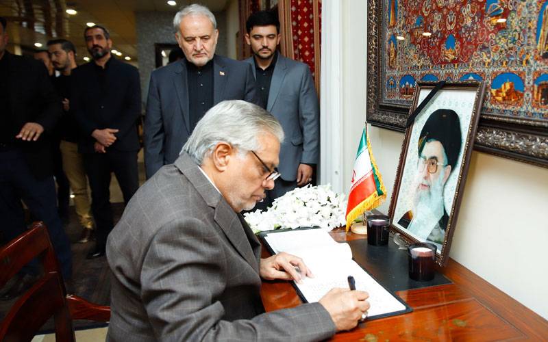 اسحاق ڈار کا ایرانی سفارتخانے کا دورہ، سپریم لیڈر کی شہادت پر تعزیتی تاثرات قلم بند کیے