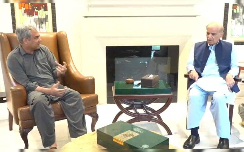  وزیراعظم شہباز شریف اپنے وزیر داخلہ محسن نقوی کی مزاج پرسی کے لئے ان کے گھر چلے آئے