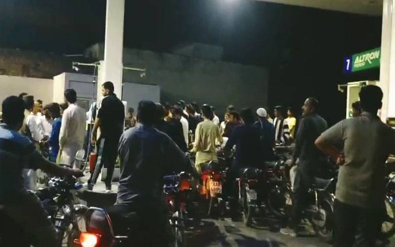 شکر گڑھ میں پٹرول غائب کر دیا گیا، ساڑھے تین سو روپے فی لٹر میں فروخت 