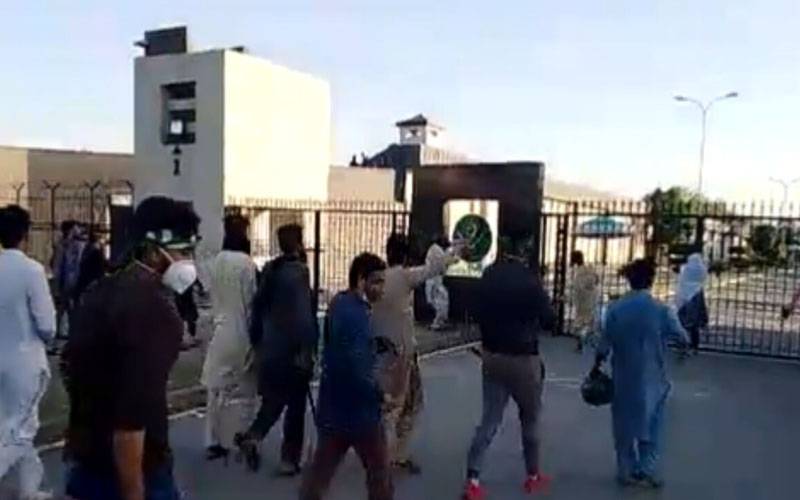 جی ایچ کیو حملہ کیس: عمر ایوب، مراد سعید، شبلی فراز سمیت 47 اشتہاریوں کو 10، 10 سال قید کی سزا