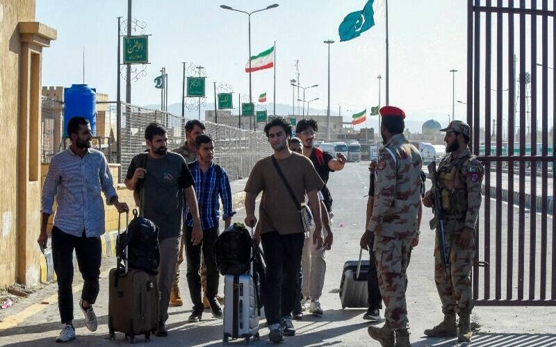 ایران میں پھنسے پاکستانی شہریوں سے سفارتخانے میں اپنی رجسٹریشن یقینی بنانے کی اپیل