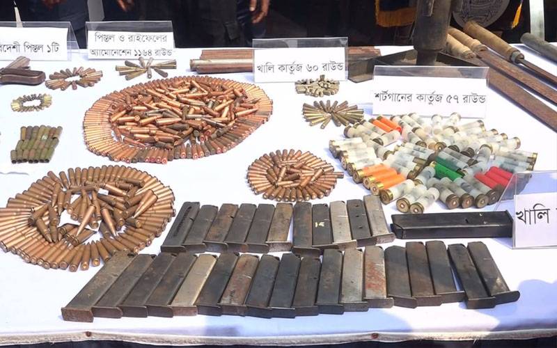 بنگلہ دیش کے سیتا کنڈا میں بھاری مقدار میں اسلحہ، گولہ بارود اور دھماکہ خیز مواد برآمد!