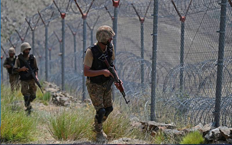 پاک فوج کا ژوب سیکٹر میں افغان طالبان کی پوسٹوں کو نشانہ، اسلحہ چھوڑ کر فرار