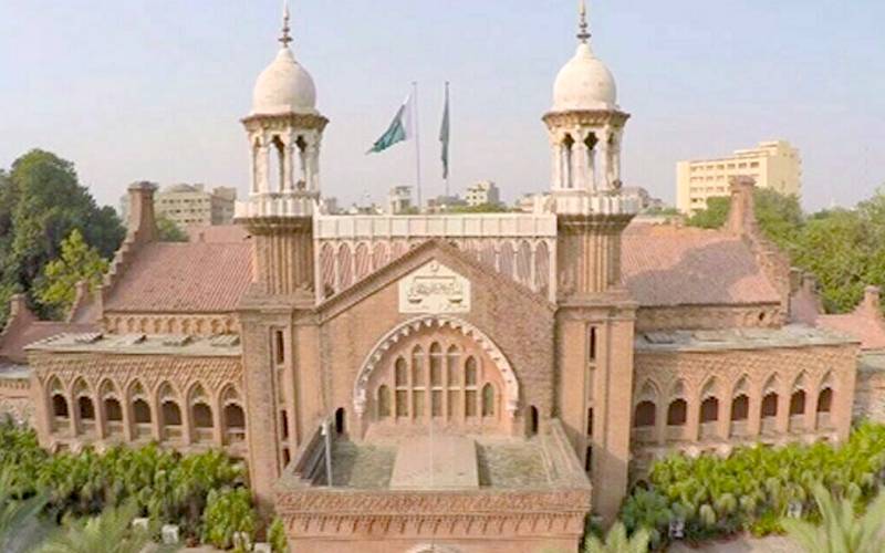 پیٹرول کی قیمتوں میں اضافے پر وفاقی حکومت کو نوٹس، وضاحت طلب