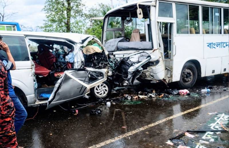 بنگلہ دیش میں کھلنا ہائی وے پر بس اور مائیکرو بس کے تصادم میں 13 افراد جاں بحق