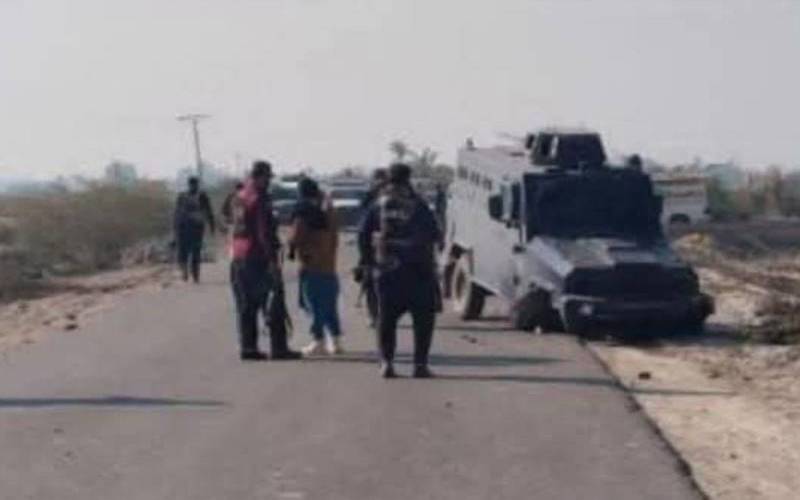 لکی مروت میں پولیس موبائل کے قریب دھماکا، ایس ایچ او سمیت 6 اہلکار شہید  