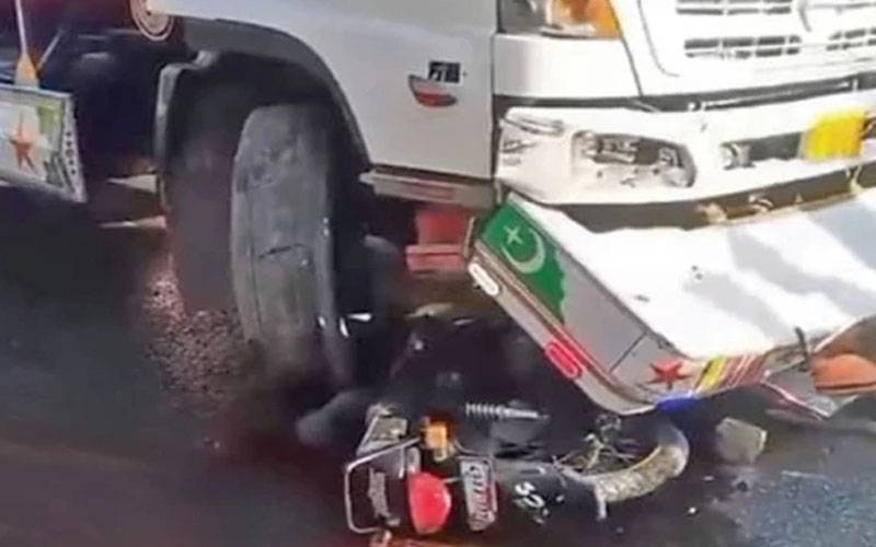 کراچی: واٹر ٹینکر نے موٹر سائیکل کو روند ڈالا، 1 بچہ جاں بحق ، 3 زخمی 