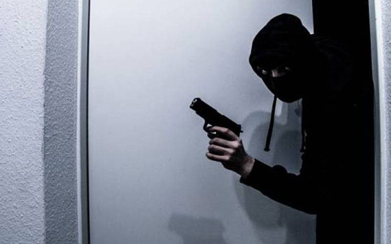 لاہور میں اہلخانہ کو یرغمال بنا کر ڈاکو 19 کروڑ کا سامان لوٹ کر فرار