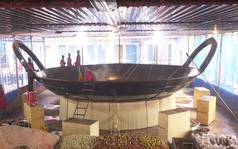 بنگلہ دیش میں 1 لاکھ افراد کی افطاری تیار کرنیوالی دنیا کی سب سے بڑی دیگ نصب