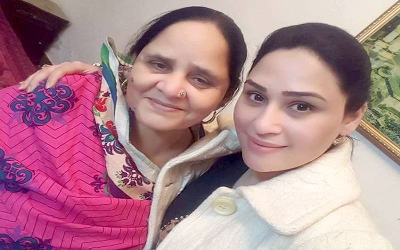  گلوکارہ حمیرا ارشد کی والدہ کی حالت تشویشناک،ہسپتال داخل