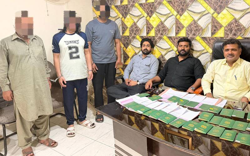  قانون سویا رہا، جسم فروش 33 عورتوں کو پنجاب سے اکٹھا کر کے باہر بھیجنے کے لئے کراچی لے گئے