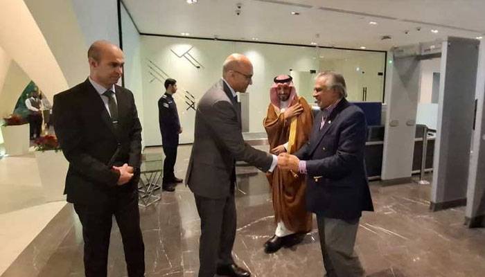 نائب وزیراعظم و وزیر خارجہ اسحاق ڈار ریاض پہنچ گئے