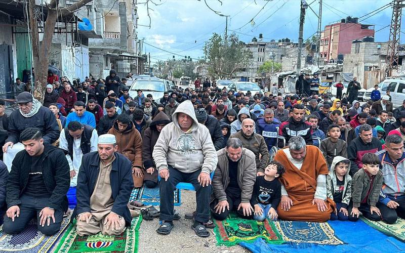 غزہ؛ فلسطینیوں نے تباہ عمارتوں کے ملبے کے درمیان نمازِعیدالفطر ادا کی