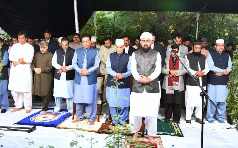 سیاسی قیادت کی خوشیوں بھری عید: شہریوں کے ساتھ آبائی علاقوں میں جشن