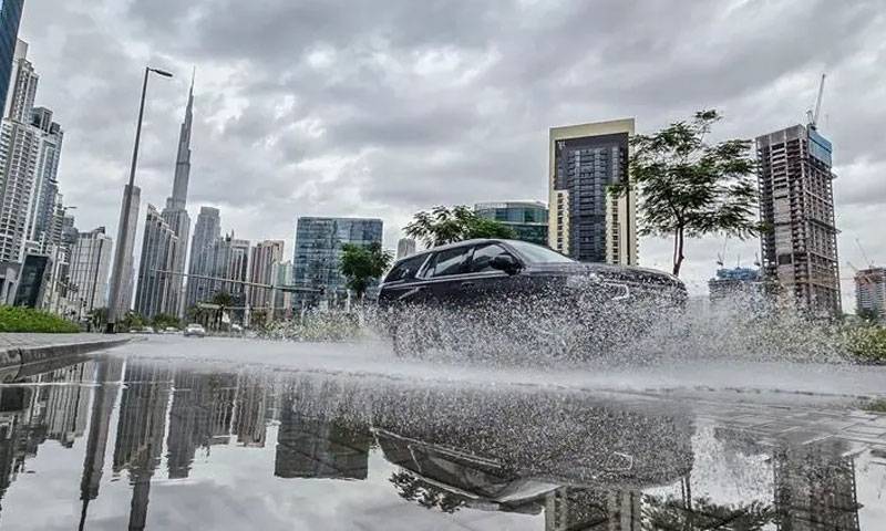 عیدالفطر کے موقع پر متحدہ عرب امارات میں شدید بارش، ژالہ باری 