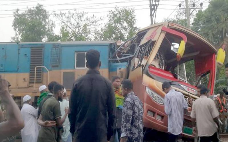 بنگلا دیش؛ بس ٹرین کی زد میں آگئی، 13افراد جاں بحق،7 زخمی