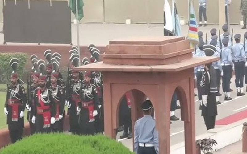 یوم پاکستان، مزار اقبال پر گارڈ ز کی تبدیلی