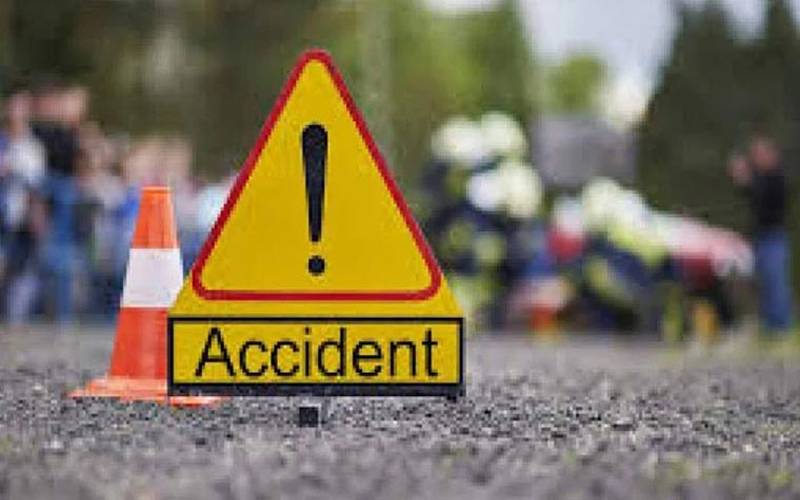 سیالکوٹ میں خوفناک  حادثہ ، تیز رفتار کار کھڑی بس سے ٹکرا گئی،5افراد جاں بحق