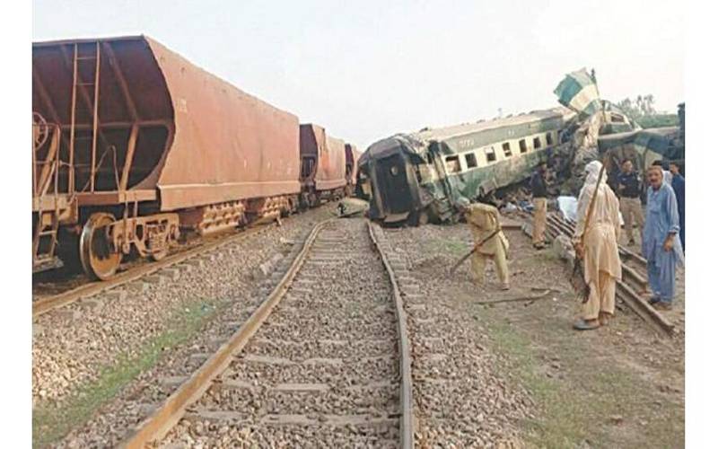  لودھراں: تیزگام ٹرین حادثے کے 12 گھنٹے سے زائد گزرنے کے باوجود ٹریک بحال نہ کیے جاسکے