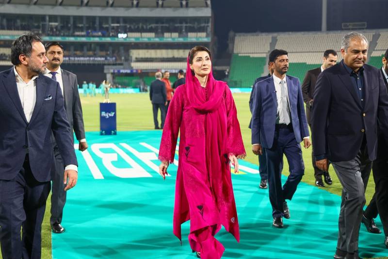 چیف منسٹر پی ایس ایل کو سپورٹ کرنے کیلئے قذافی سٹیڈیم پہنچ گئیں، کھلاڑیوں سے ملاقات، میچ دیکھا
