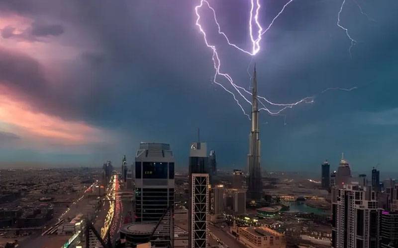 برج خلیفہ پر آسمانی بجلی گرنے کی ویڈیو وائرل 