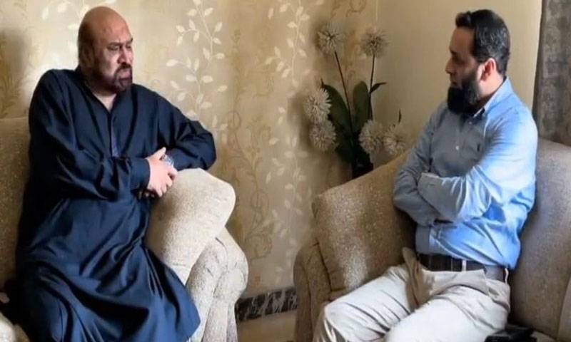 عطا اللہ تارڑ کی سینئر صحافی رضوان الرحمان کے گھر آمد ، والدہ کے انتقال پر تعزیت 