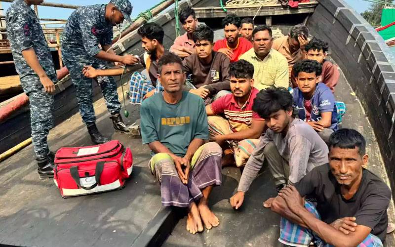بنگلہ دیش :4 روز سے سمندر میں بھٹکتے ماہی گیر ریسکیو کر لئے گئے 