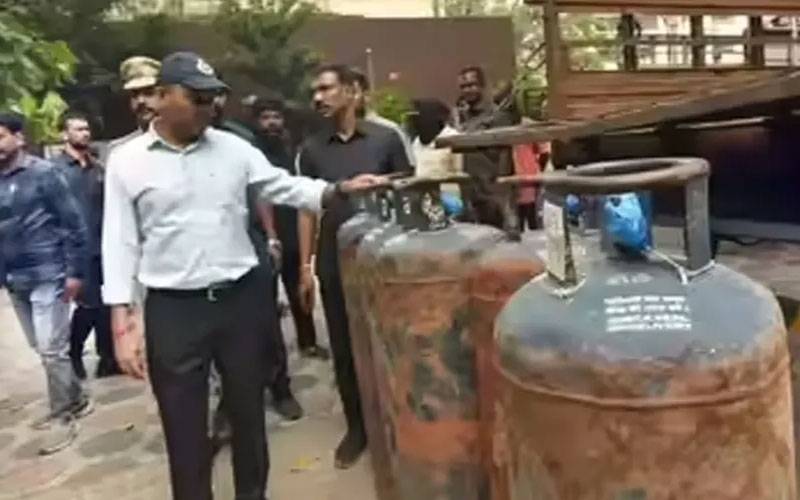  فیول کی ذخیرہ اندوزی؛ قبرستان میں چار سو ایل پی جی سلنڈر چھپانے والے گروہ کو پولیس نے پکڑ لیا