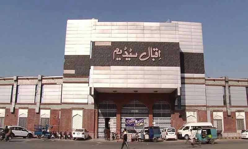 فیصل آباد:اقبال سٹیڈیم میں عارضی لفٹ گرنے سے 3 مزدور جاں بحق ،2زخمی