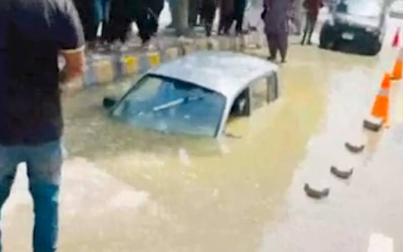 کراچی میں کار خاتون سمیت گڑھے میں دھنس گئی