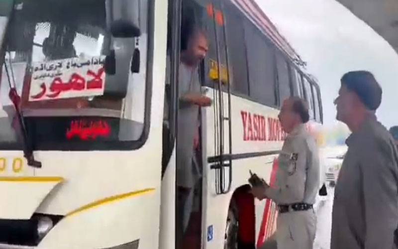 اسلام آباد ٹریفک پولیس کا اوور چارجنگ کرنیوالی گاڑیوں کیخلاف کریک ڈاؤن
