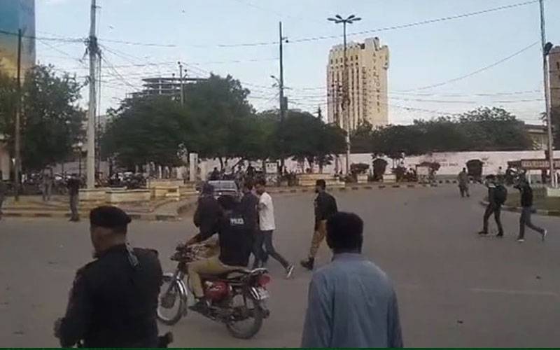  پی ٹی آئی کے کارکن پٹرول، ڈیزل کی قیمت میں اضافے پر احتجاج کے لئے سڑکوں پر آ گئے، کئی گرفتار