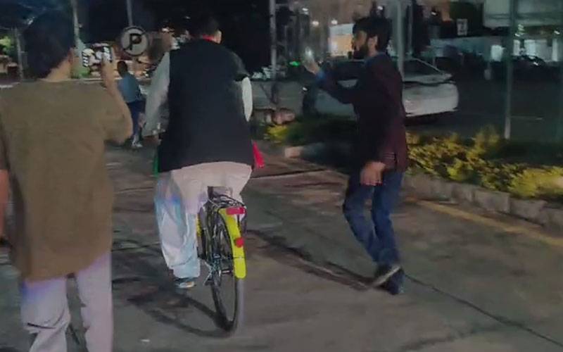 کفایت شعاری مہم!پی ٹی آئی رکن قومی اسمبلی اقبال آفریدی سائیکل پر  بیٹھ کرپارلیمنٹ سے روانہ