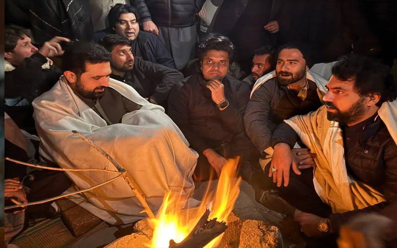 50 فالورز ہیں بکواس کرتا ہے، صحافی کے سہیل آفریدی سے سوال پر شاہد خٹک آپے سے باہر ہوگئے