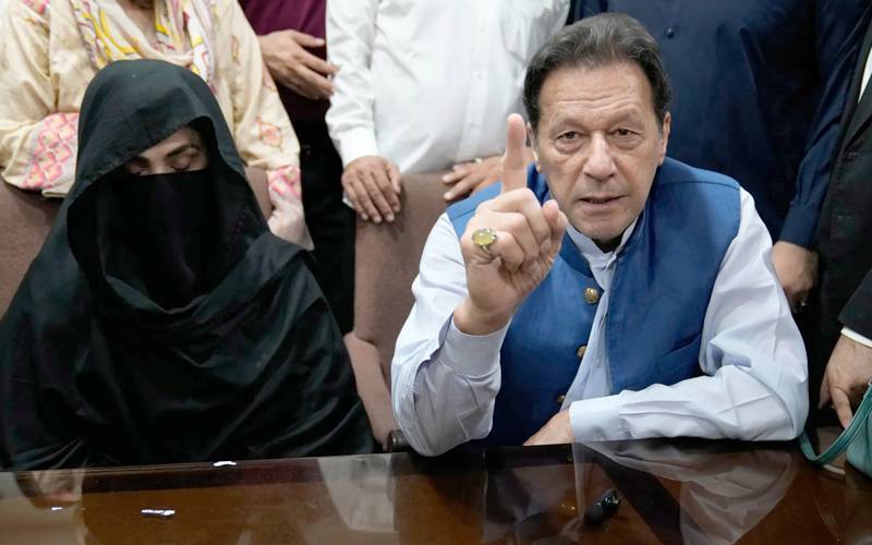 عمران خان اور بشریٰ بی بی کی ملاقات کرا دی گئی، دونوں نے ایک دوسرے کی خیریت دریافت کی