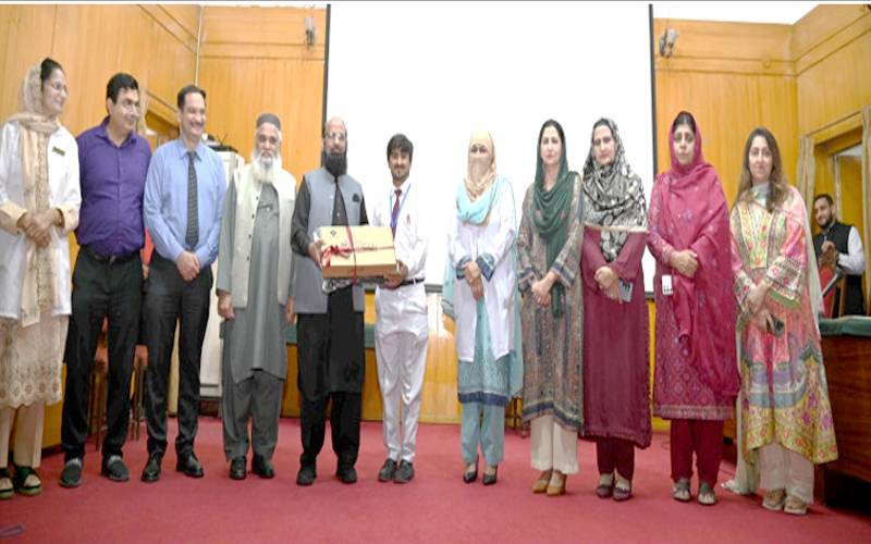 فاطمہ جناح میڈیکل یونیورسٹی میں وزیر اعظم لیپ ٹاپ سکیم کے حوالے سے تقریب 