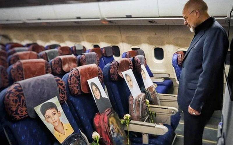  اسلام آباد آنیوالی ایرانی پرواز کی سیٹوں پر شہید بچوں کی تصاویر و بستے ، سپیکر باقا لیباف کی پوسٹ شیئر 