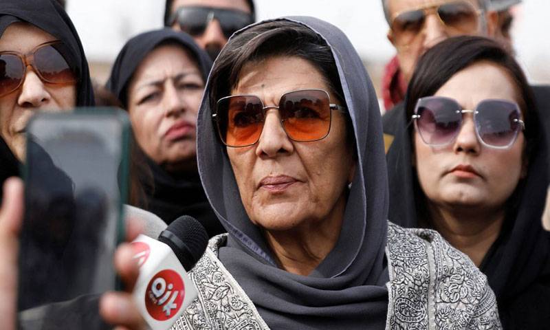 علیمہ کا اڈیالہ کے باہر دھرنا،85 فیصد آنکھ خراب ہوگئی:میڈیا سے گفتگو 