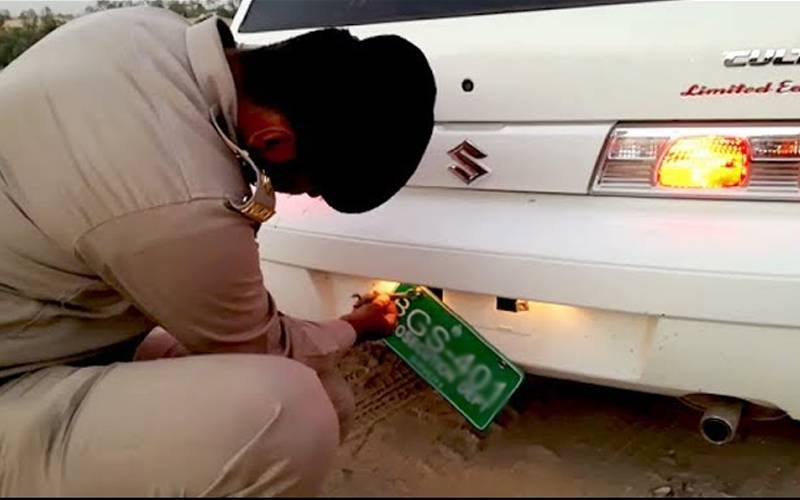  گاڑیوں اور موٹر سائیکلوں پر جعلی اور فینسی نمبر پلیٹس کے خلاف کریک ڈاؤن 